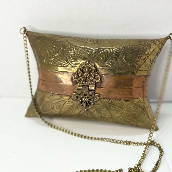 1930’s Hammered Brass Pillow Purse vintage - Picture 4 of 15